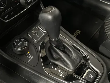 2019 Jeep Cherokee - image 31
