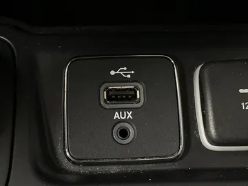 2019 Jeep Cherokee - image 29