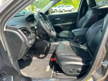 2019 Jeep Cherokee - image 8