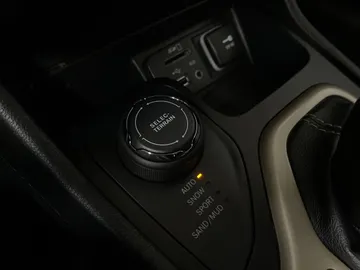 2015 Jeep Cherokee - image 28