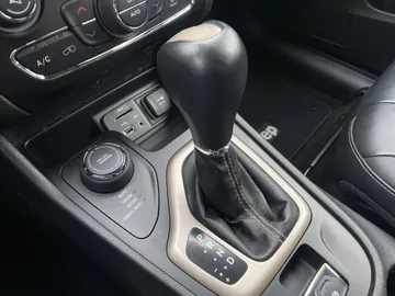 2015 Jeep Cherokee - image 29
