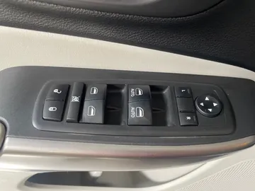 2019 Jeep Cherokee - image 28
