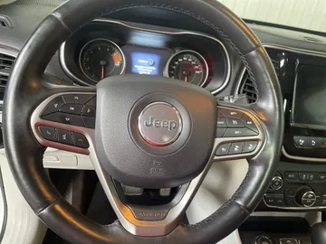 2019 Jeep Cherokee - image 18