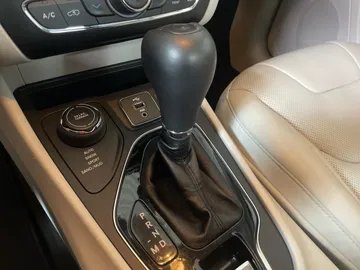 2019 Jeep Cherokee - image 32