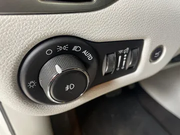 2019 Jeep Cherokee - image 19