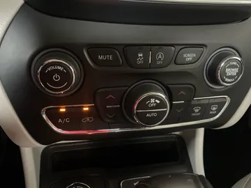 2019 Jeep Cherokee - image 26