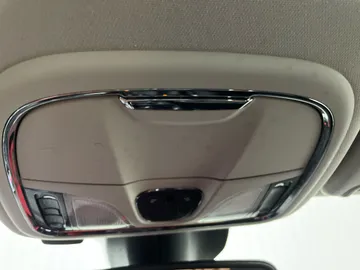 2020 Jeep Cherokee - image 16