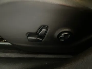 2020 Jeep Cherokee - image 20