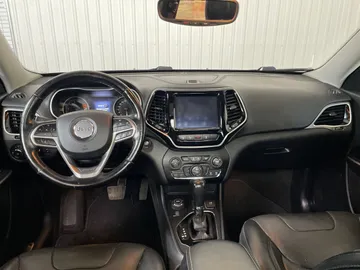 2020 Jeep Cherokee - image 4
