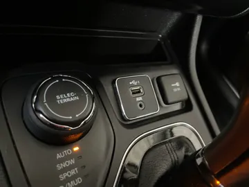 2020 Jeep Cherokee - image 31