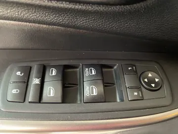2020 Jeep Cherokee - image 28