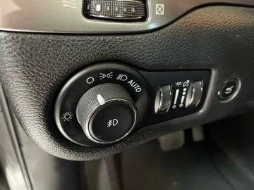 2020 Jeep Cherokee - image 19