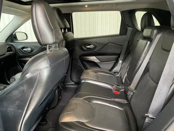 2020 Jeep Cherokee - image 15