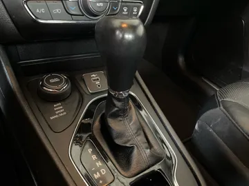 2020 Jeep Cherokee - image 32