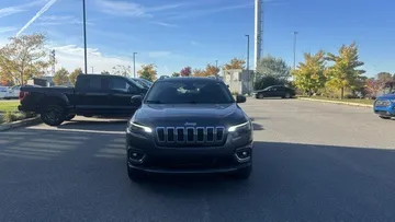 2019 Jeep Cherokee - image 2