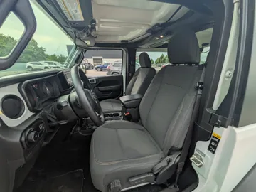 2024 Jeep Wrangler - image 8