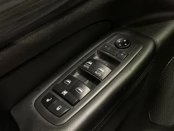 2019 Jeep Grand Cherokee - image 25