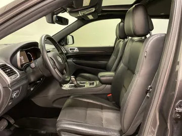 2019 Jeep Grand Cherokee - image 3