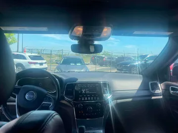 2019 Jeep Grand Cherokee - image 9