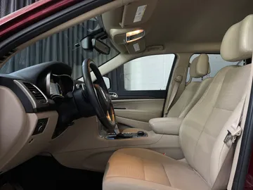 2017 Jeep Grand Cherokee - image 3