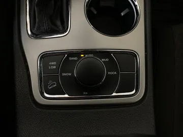 2020 Jeep Grand Cherokee - image 23