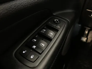2020 Jeep Grand Cherokee - image 24