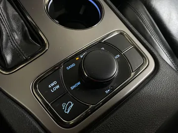 2020 Jeep Grand Cherokee - image 28