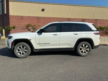 2022 Jeep Grand Cherokee - image 6