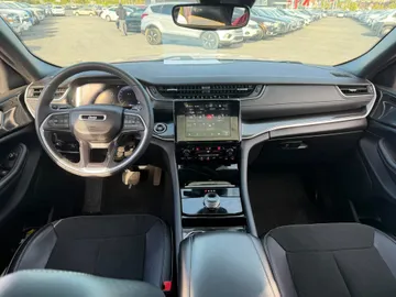 2023 Jeep Grand Cherokee - image 9