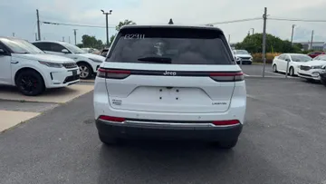 2023 Jeep Grand Cherokee - image 6