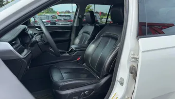 2023 Jeep Grand Cherokee - image 8