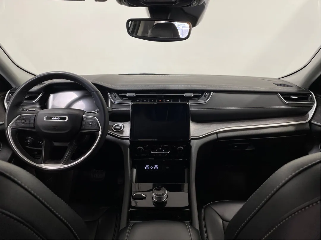 2023 Jeep Grand Cherokee — photo 4