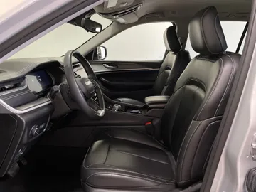 2023 Jeep Grand Cherokee - image 3