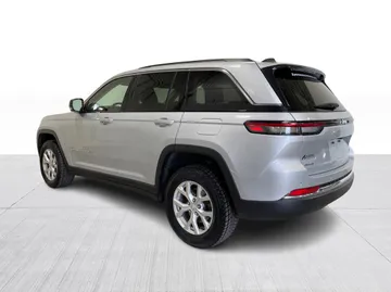 2023 Jeep Grand Cherokee - image 11