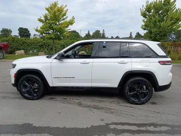 2023 Jeep Grand Cherokee - image 4