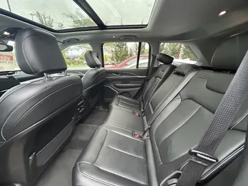 2022 Jeep Grand Cherokee - image 8