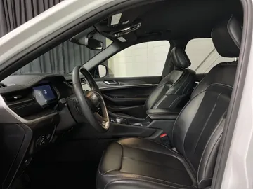 2024 Jeep Grand Cherokee L - image 3