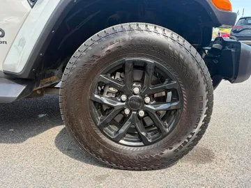 2021 Jeep Gladiator - image 7