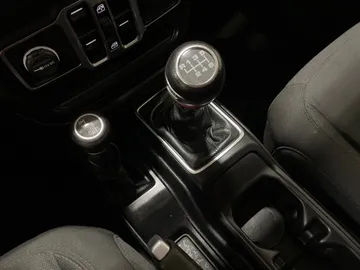 2021 Jeep Gladiator - image 27