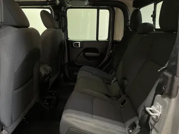 2021 Jeep Gladiator - image 15