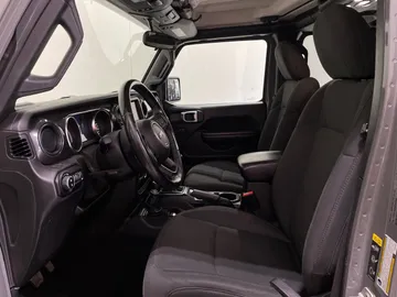 2021 Jeep Gladiator - image 3