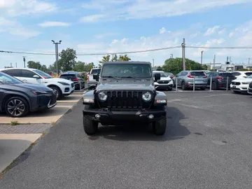 2021 Jeep Gladiator - image 2