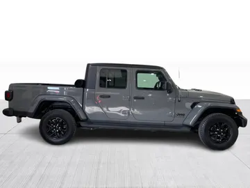 2021 Jeep Gladiator - image 2