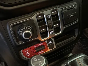2023 Jeep Gladiator - image 23