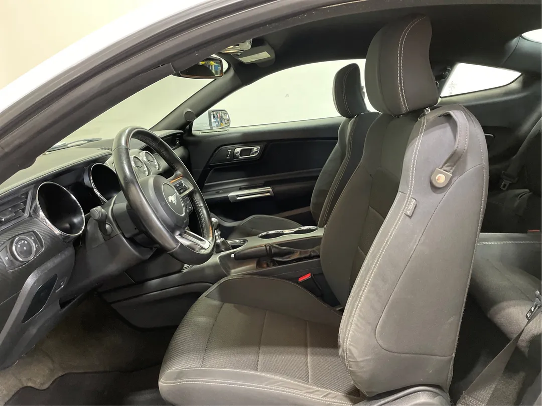 2017 Ford Mustang — photo 3