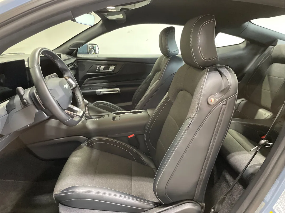 2025 Ford Mustang — photo 3