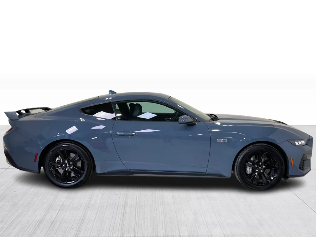 2025 Ford Mustang — photo 2