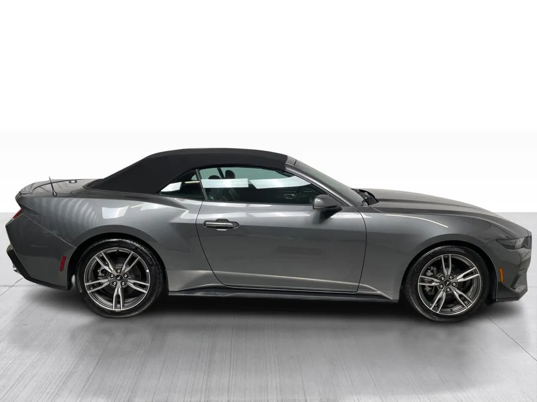 2025 Ford Mustang — photo 8