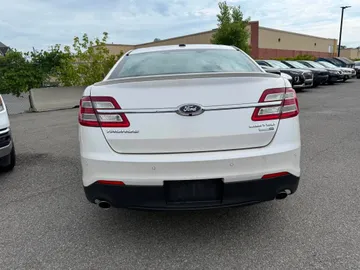 2017 Ford Taurus - image 4