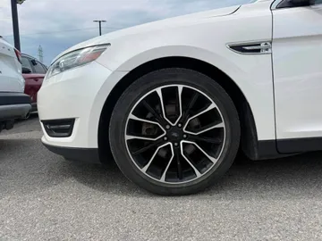 2017 Ford Taurus - image 7